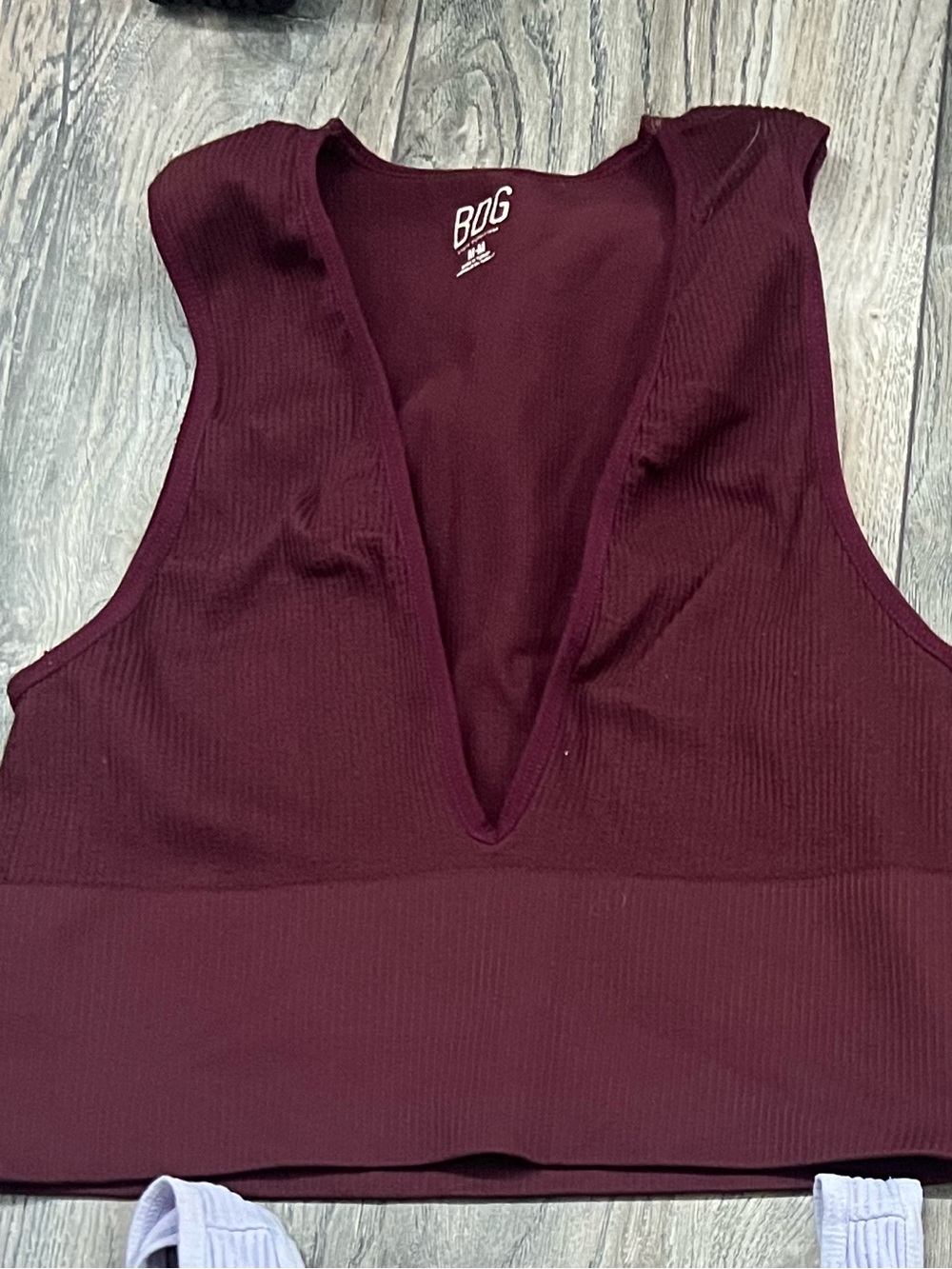 BDG Ribbed V-Neck Cropped Tank Top - Burgundy